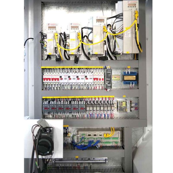 ВЕРТИКАЛЬНЫЙ-ОБРАБАТЫВАЮЩИЙ-ЦЕНТР-VMC650L-4
