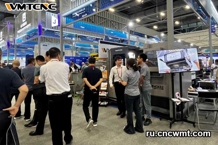 Руководство-муниципалитета-Гуанчжоу-посетило-выставку-и-высоко-оценило-работу-компании